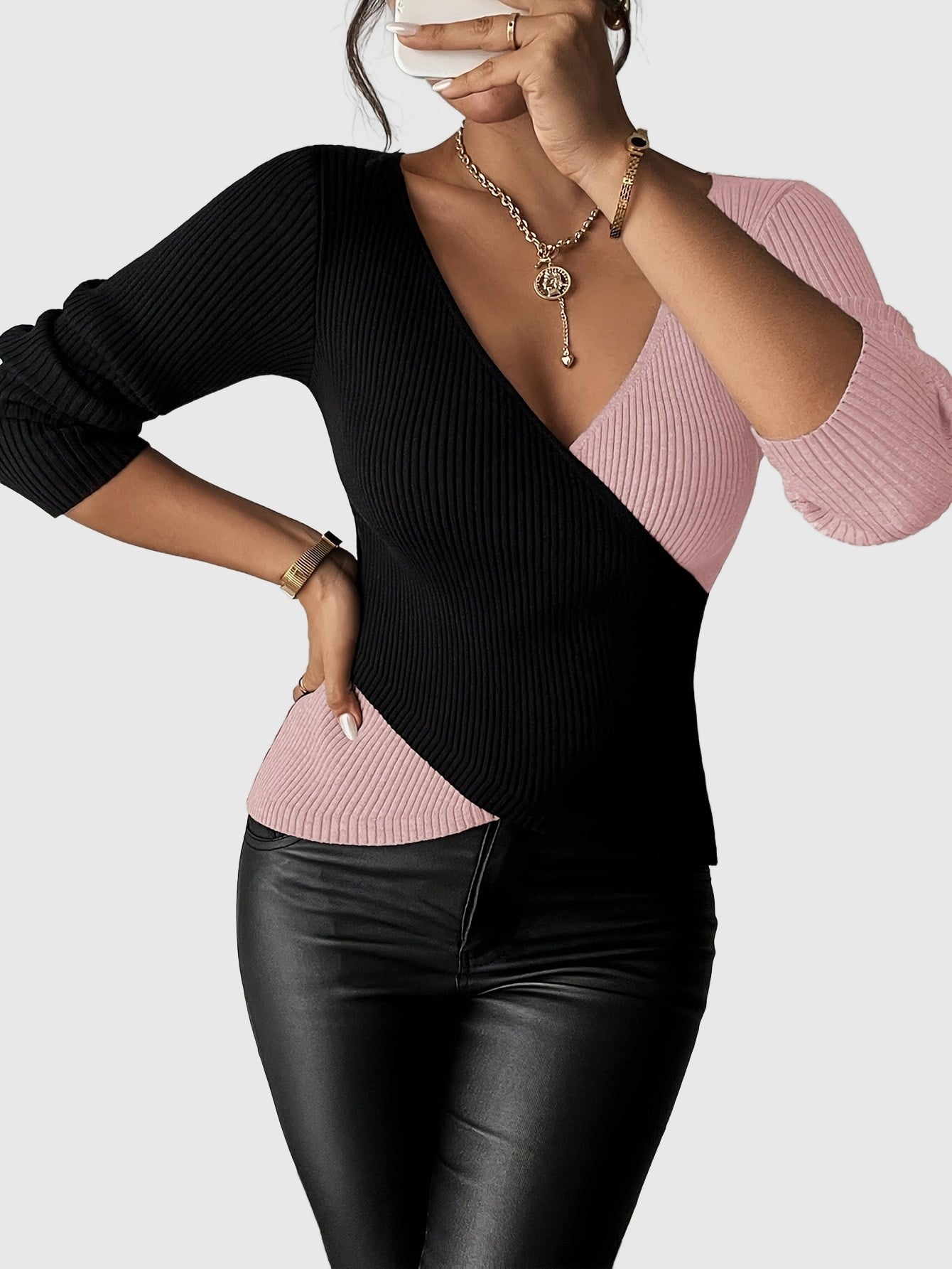 Amar™ Rachel - חולצת סריג עם מחשוף V ארוך שרוול