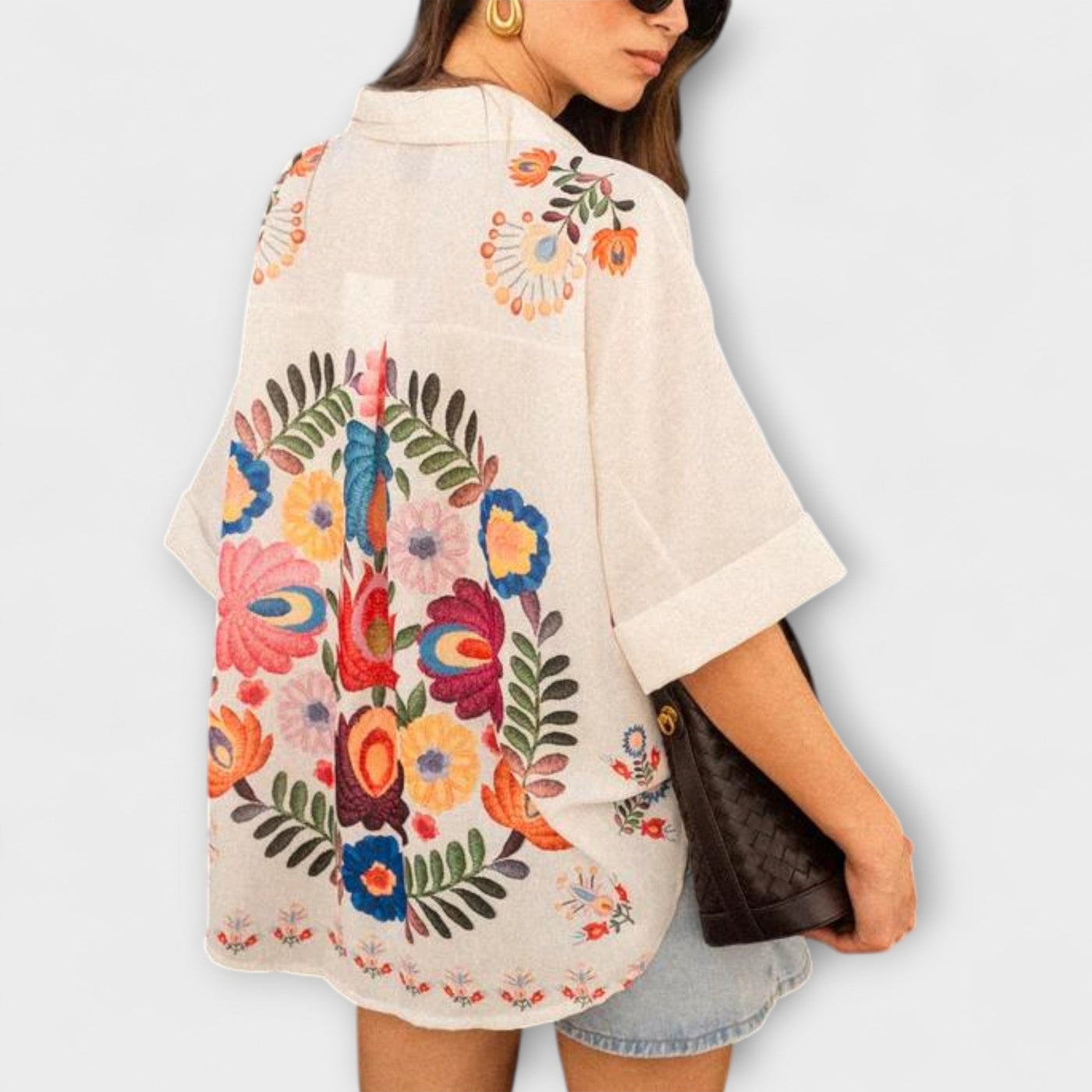 קרלה - חולצת קצרה בוהמיינית בדוגמת פרחים