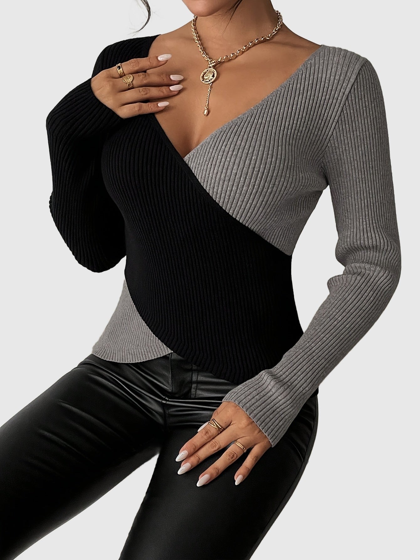 Amar™ Rachel - חולצת סריג עם מחשוף V ארוך שרוול