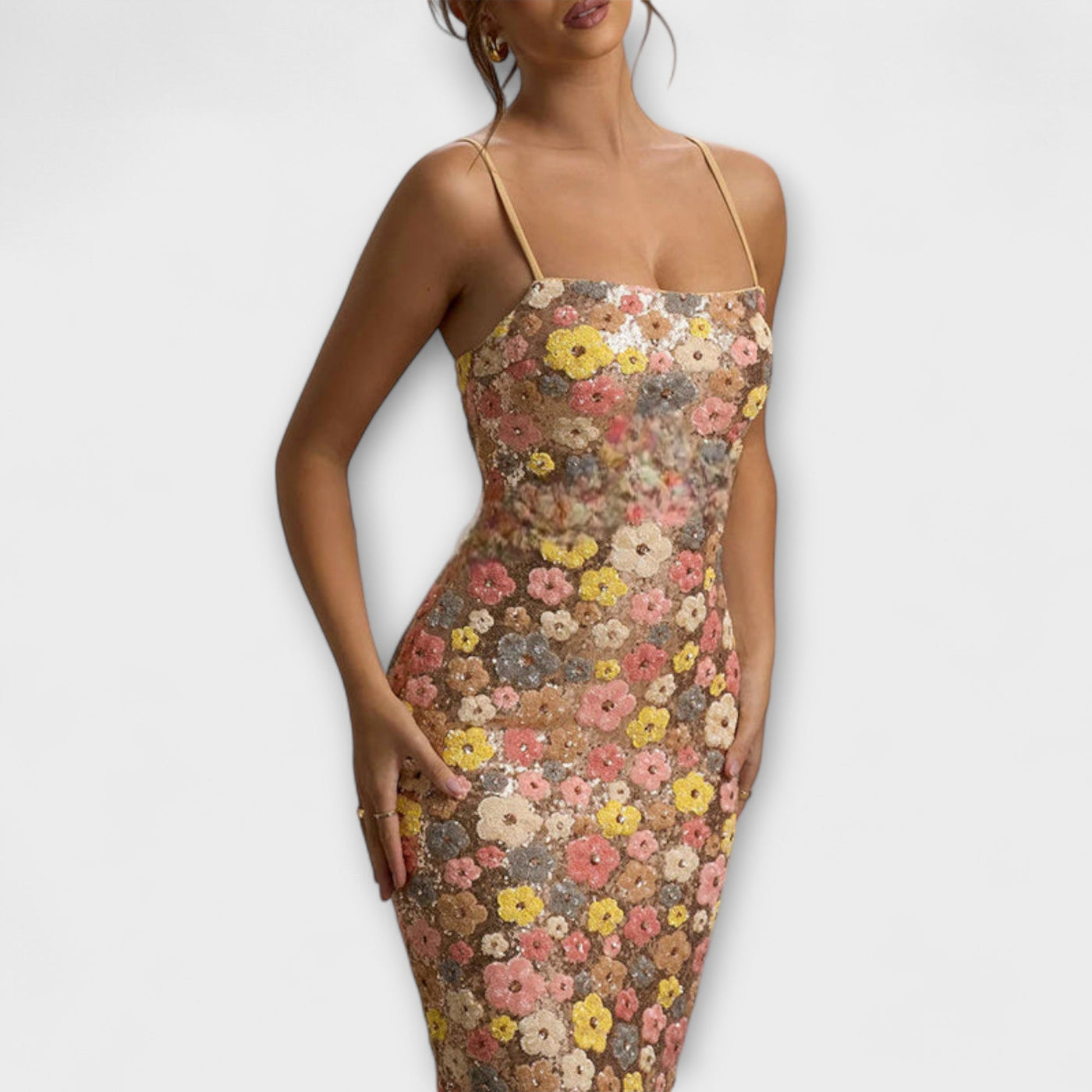 גלית | שמלת פאייטים בסגנון שנות ה־80 עם נגיעת פרחים זוהרת