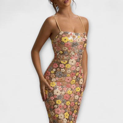 גלית | שמלת פאייטים בסגנון שנות ה־80 עם נגיעת פרחים זוהרת