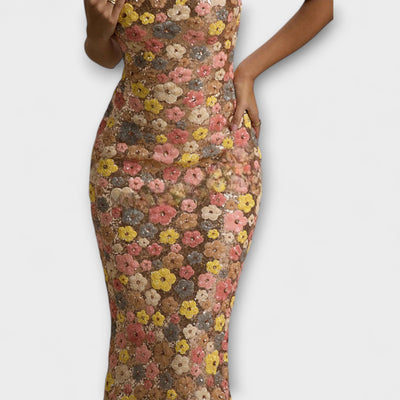 גלית | שמלת פאייטים בסגנון שנות ה־80 עם נגיעת פרחים זוהרת