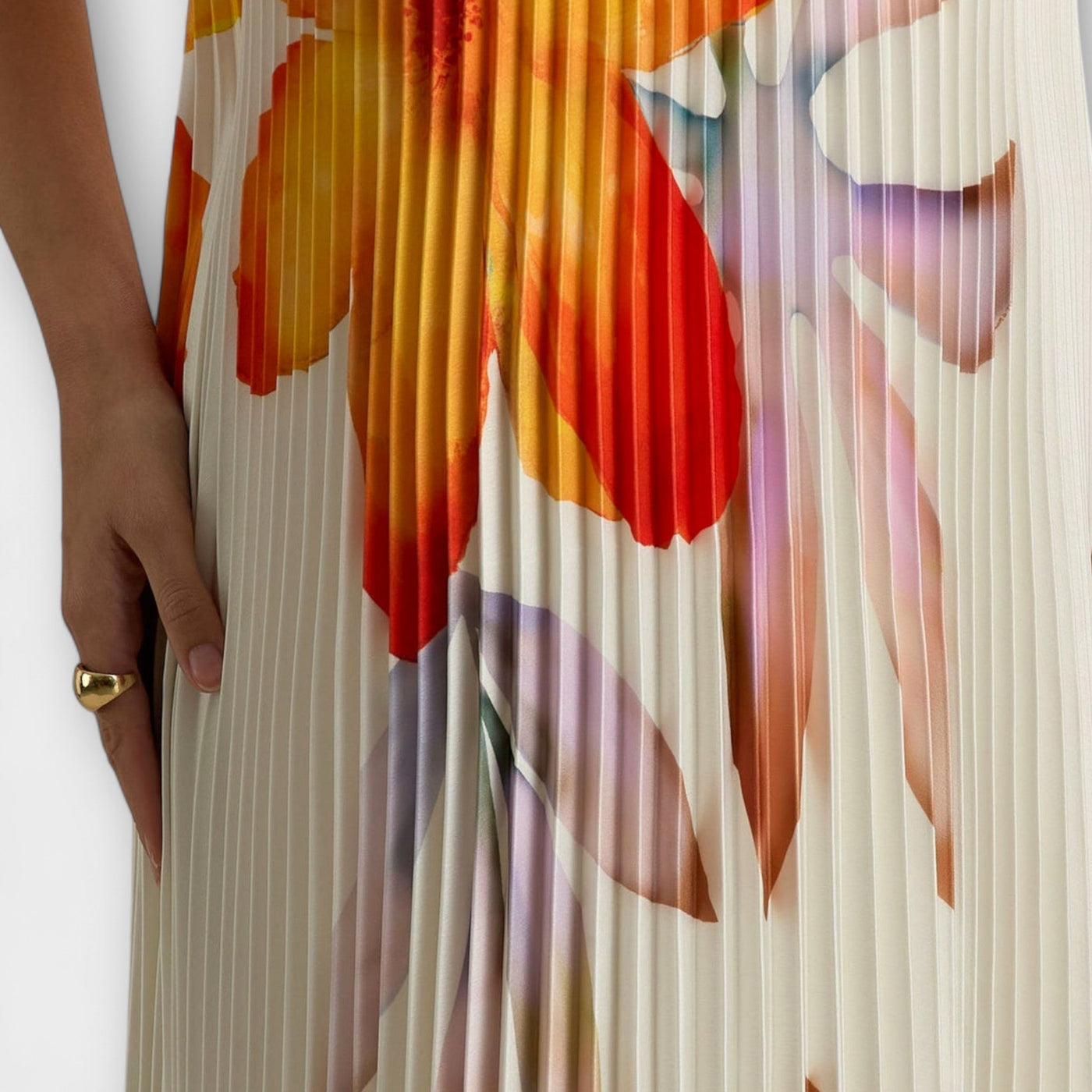 יעל | שמלת מקסי פליסה פרחונית עם מחוך עדין ונגיעה של יוקרה רכה