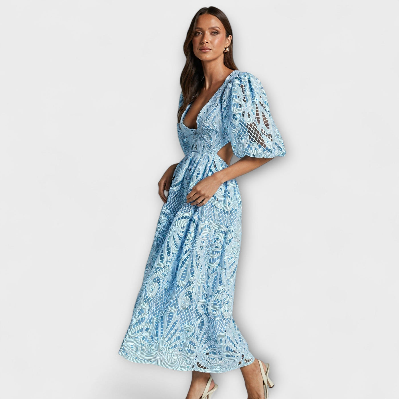 ורוניקה | שמלת וי אלגנטית עם שרוולים תפוחים וחתכים מחמיאים במותן