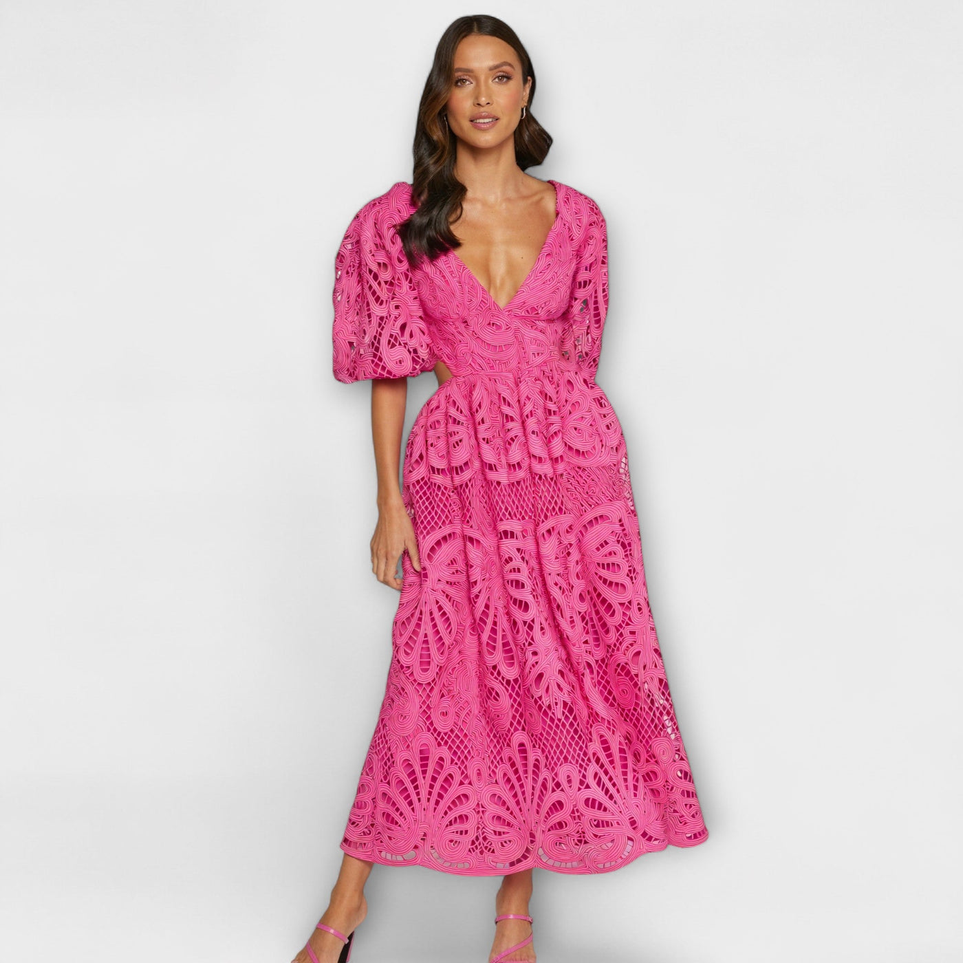 ורוניקה | שמלת וי אלגנטית עם שרוולים תפוחים וחתכים מחמיאים במותן