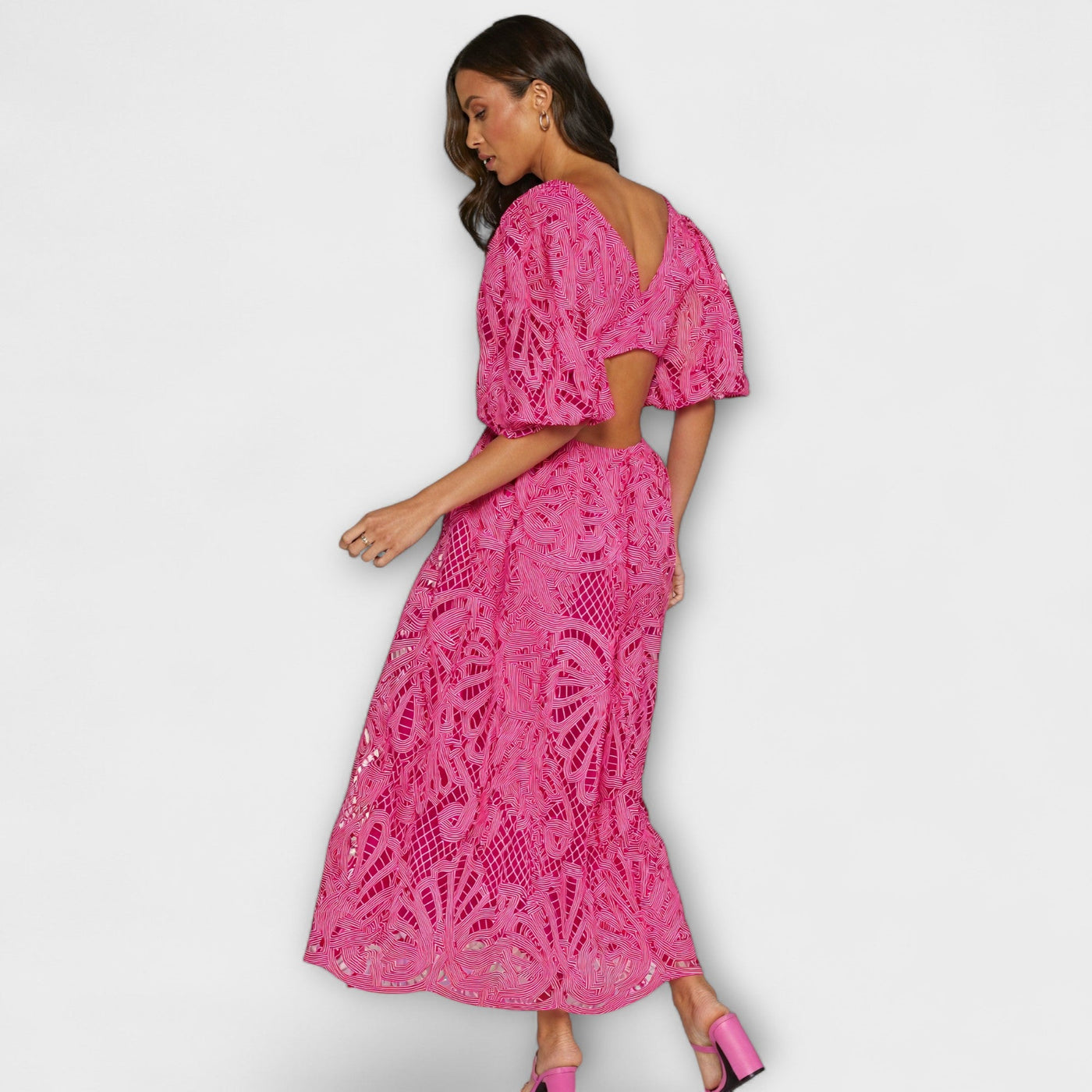 ורוניקה | שמלת וי אלגנטית עם שרוולים תפוחים וחתכים מחמיאים במותן