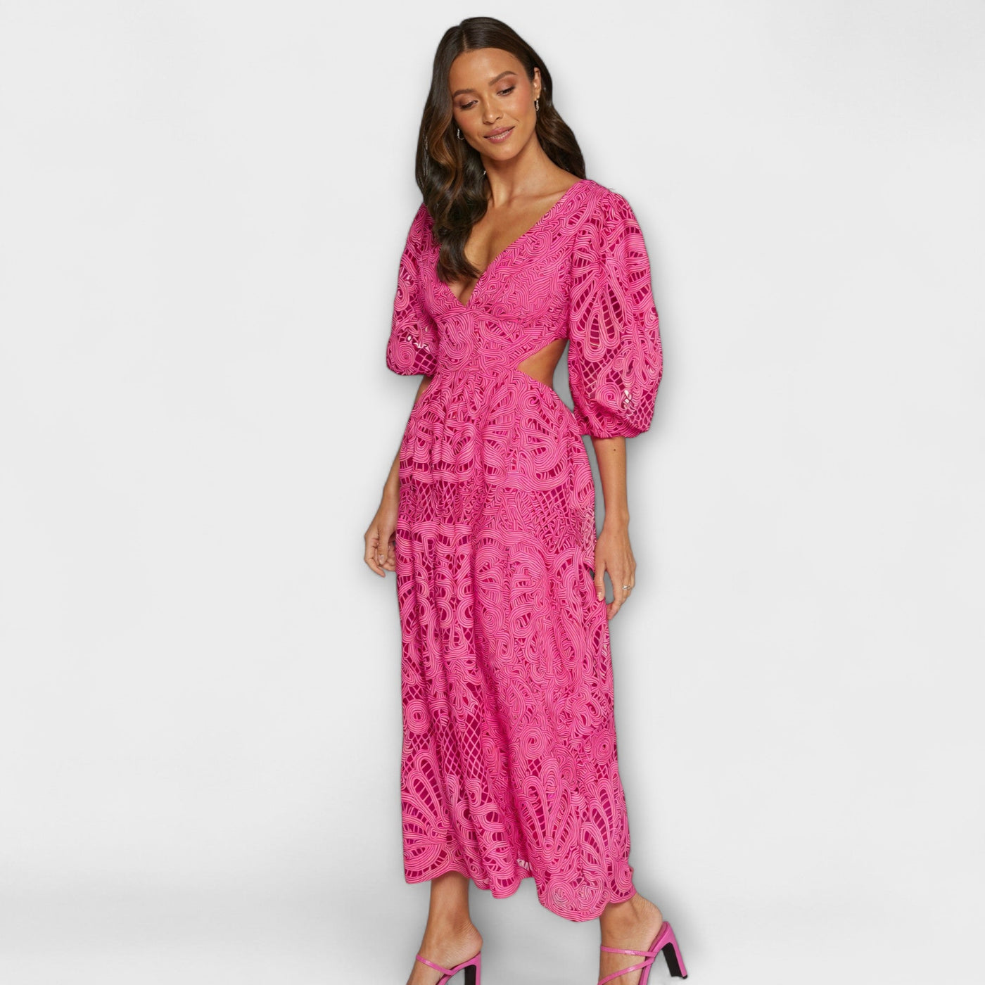 ורוניקה | שמלת וי אלגנטית עם שרוולים תפוחים וחתכים מחמיאים במותן