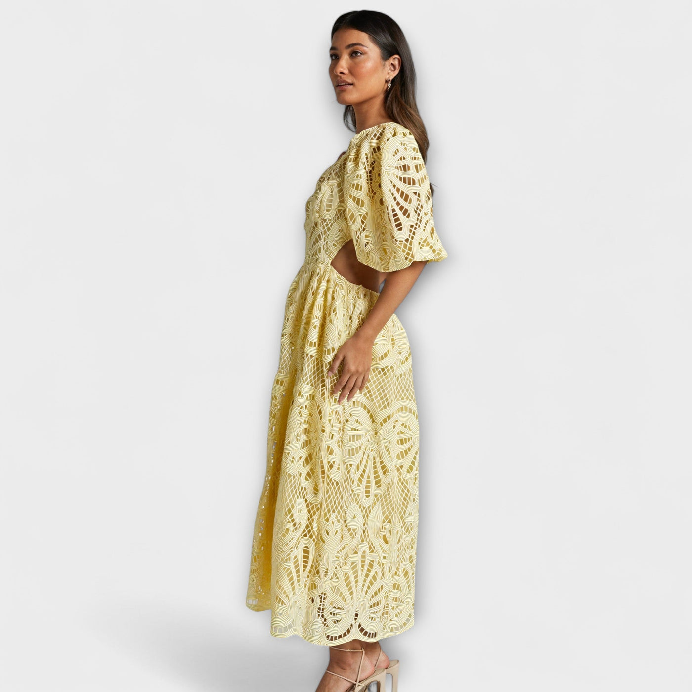 ורוניקה | שמלת וי אלגנטית עם שרוולים תפוחים וחתכים מחמיאים במותן