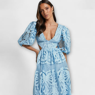 ורוניקה | שמלת וי אלגנטית עם שרוולים תפוחים וחתכים מחמיאים במותן