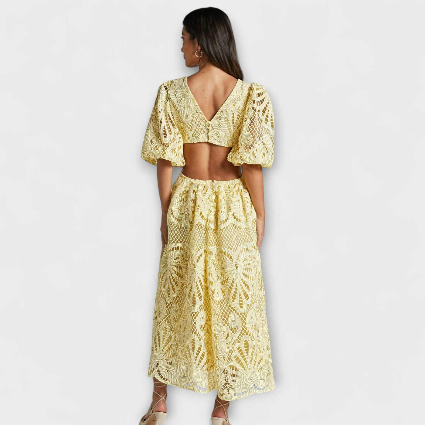 ורוניקה | שמלת וי אלגנטית עם שרוולים תפוחים וחתכים מחמיאים במותן