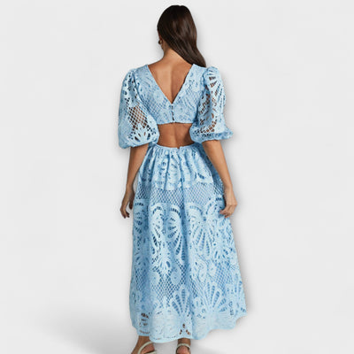 ורוניקה | שמלת וי אלגנטית עם שרוולים תפוחים וחתכים מחמיאים במותן