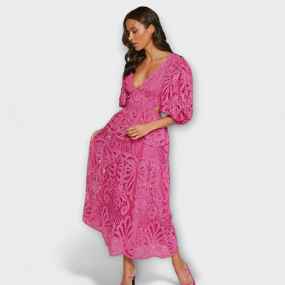 ורוניקה | שמלת וי אלגנטית עם שרוולים תפוחים וחתכים מחמיאים במותן