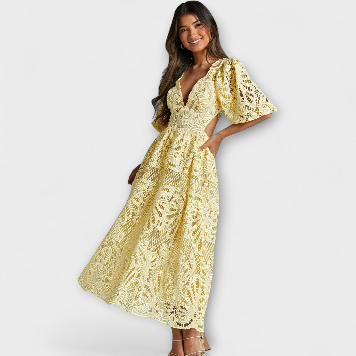 ורוניקה | שמלת וי אלגנטית עם שרוולים תפוחים וחתכים מחמיאים במותן