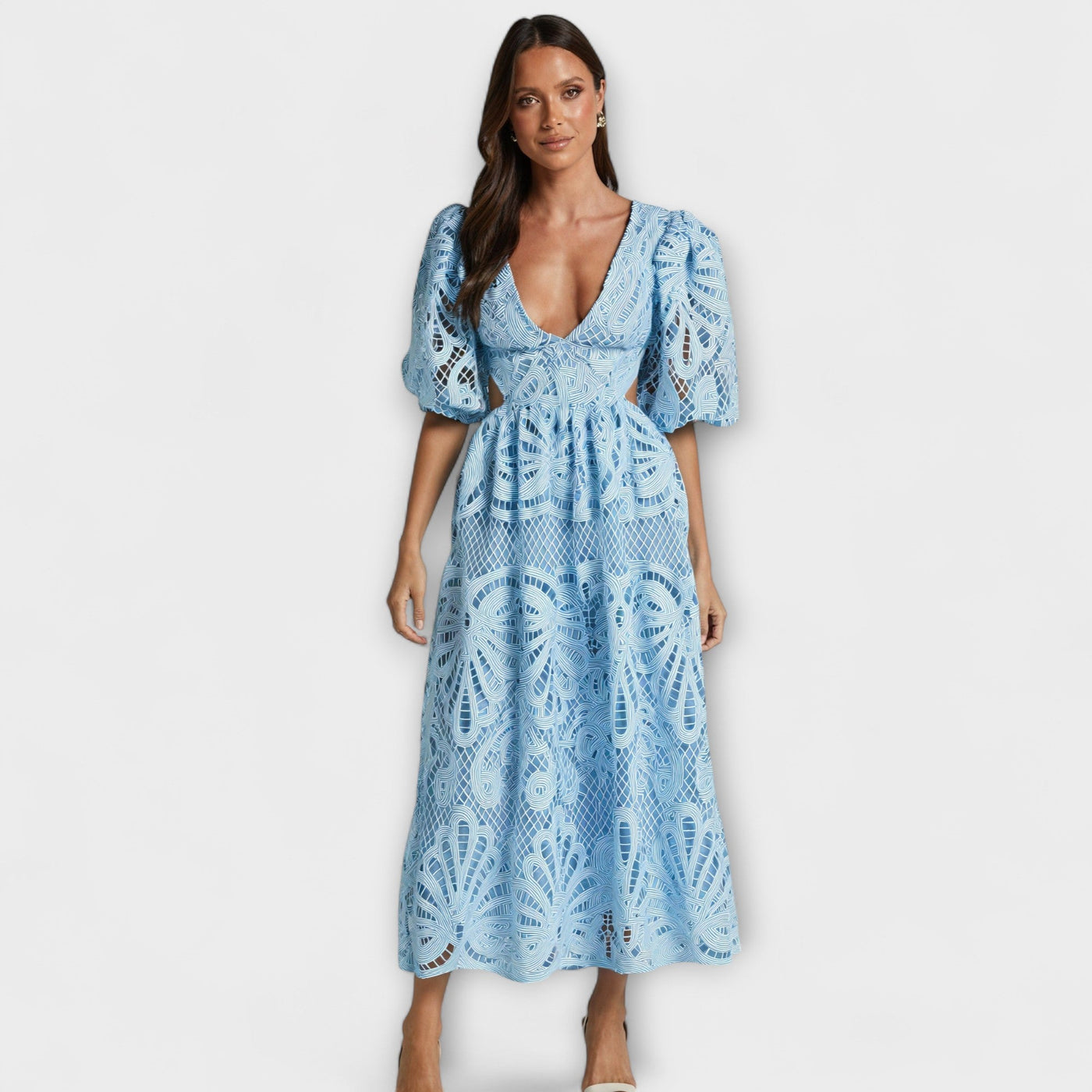 ורוניקה | שמלת וי אלגנטית עם שרוולים תפוחים וחתכים מחמיאים במותן