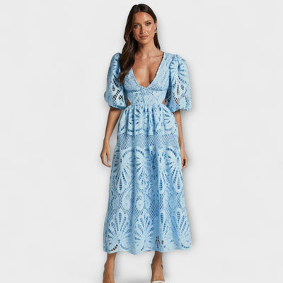 ורוניקה | שמלת וי אלגנטית עם שרוולים תפוחים וחתכים מחמיאים במותן