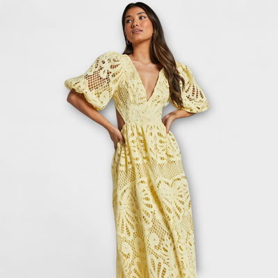 ורוניקה | שמלת וי אלגנטית עם שרוולים תפוחים וחתכים מחמיאים במותן