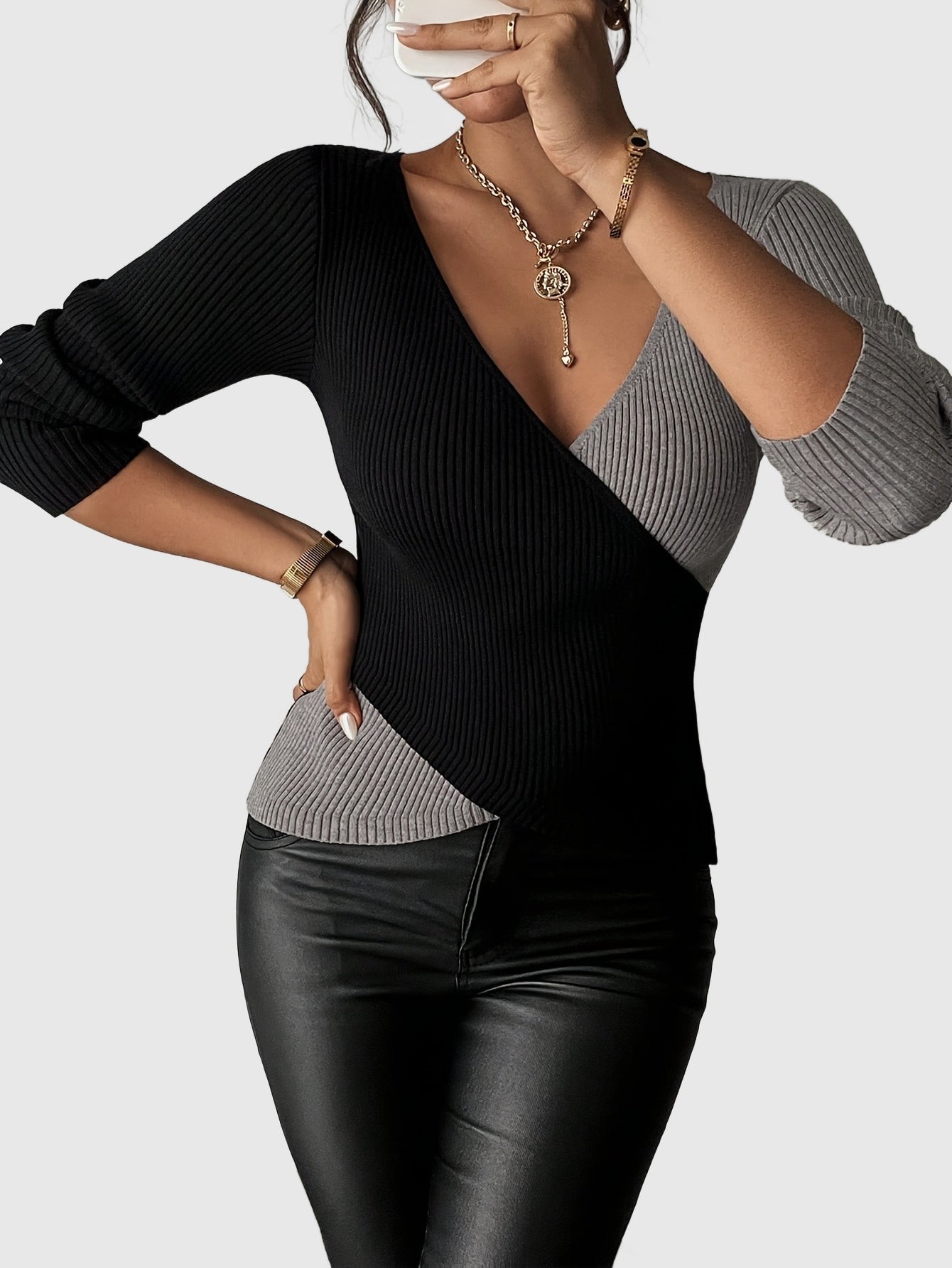 Amar™ Rachel - חולצת סריג עם מחשוף V ארוך שרוול