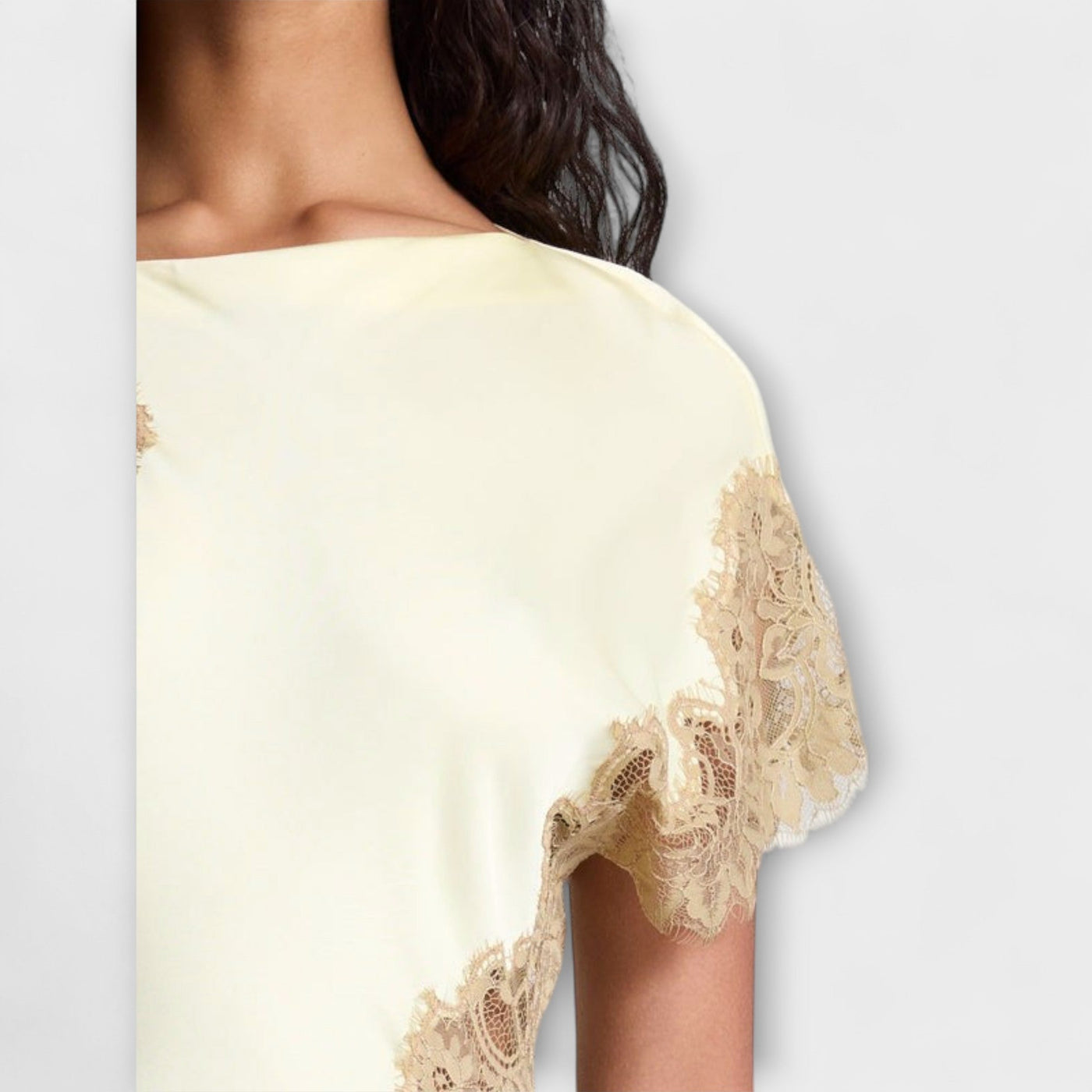 יונית | שמלת סאטן אסימטרית עם תחרת עיניים אלגנטית