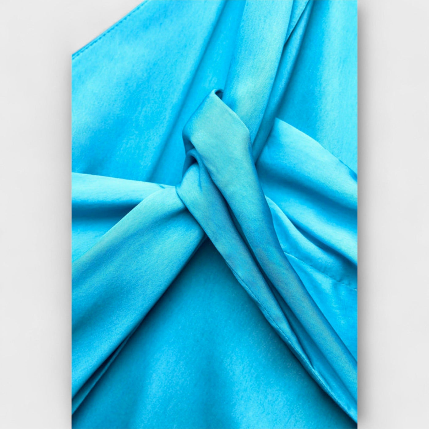 יערה | שמלת כתף אחת באור כחול זוהר