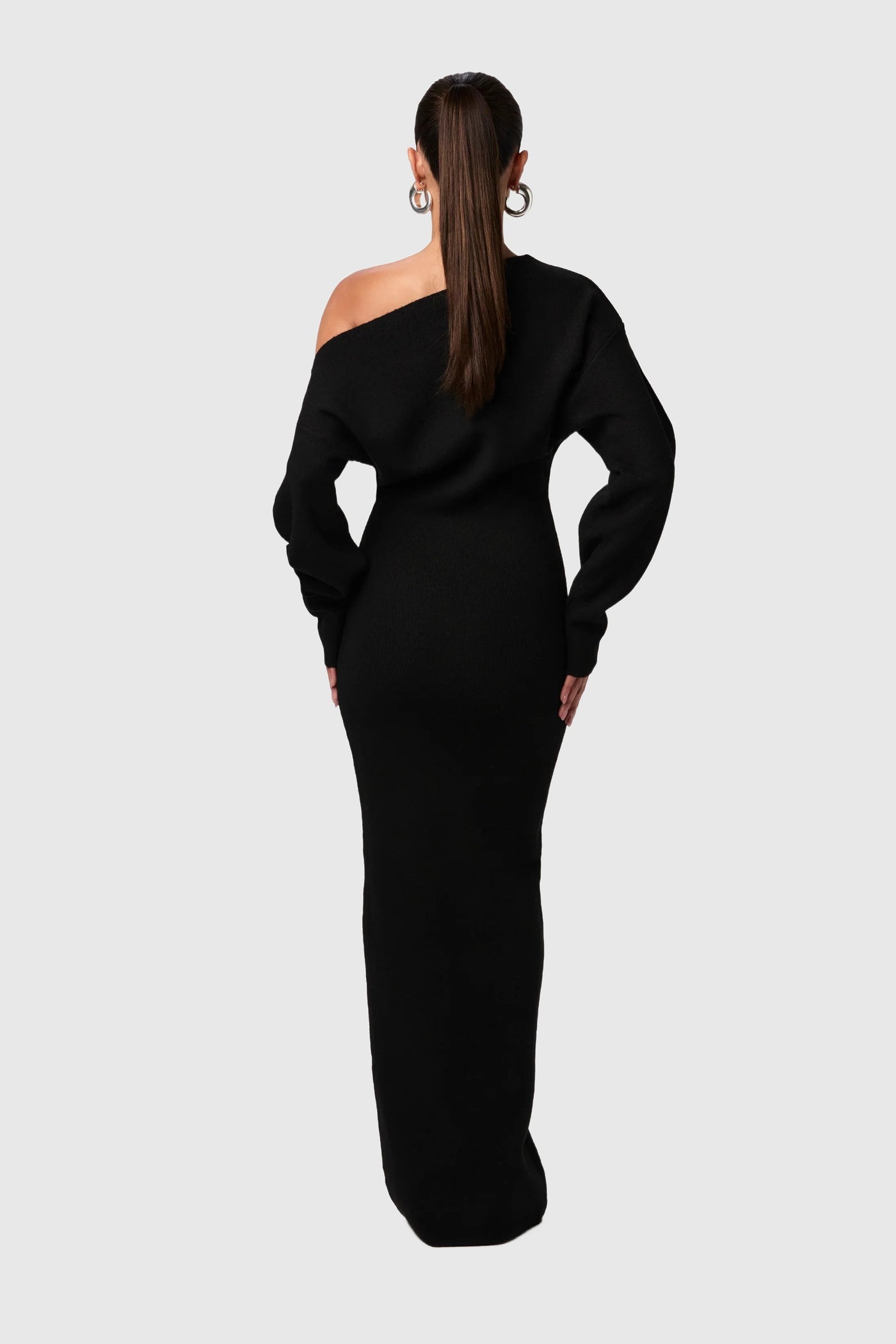 Amar Eliana – שמלת סוודר חושפת כתף