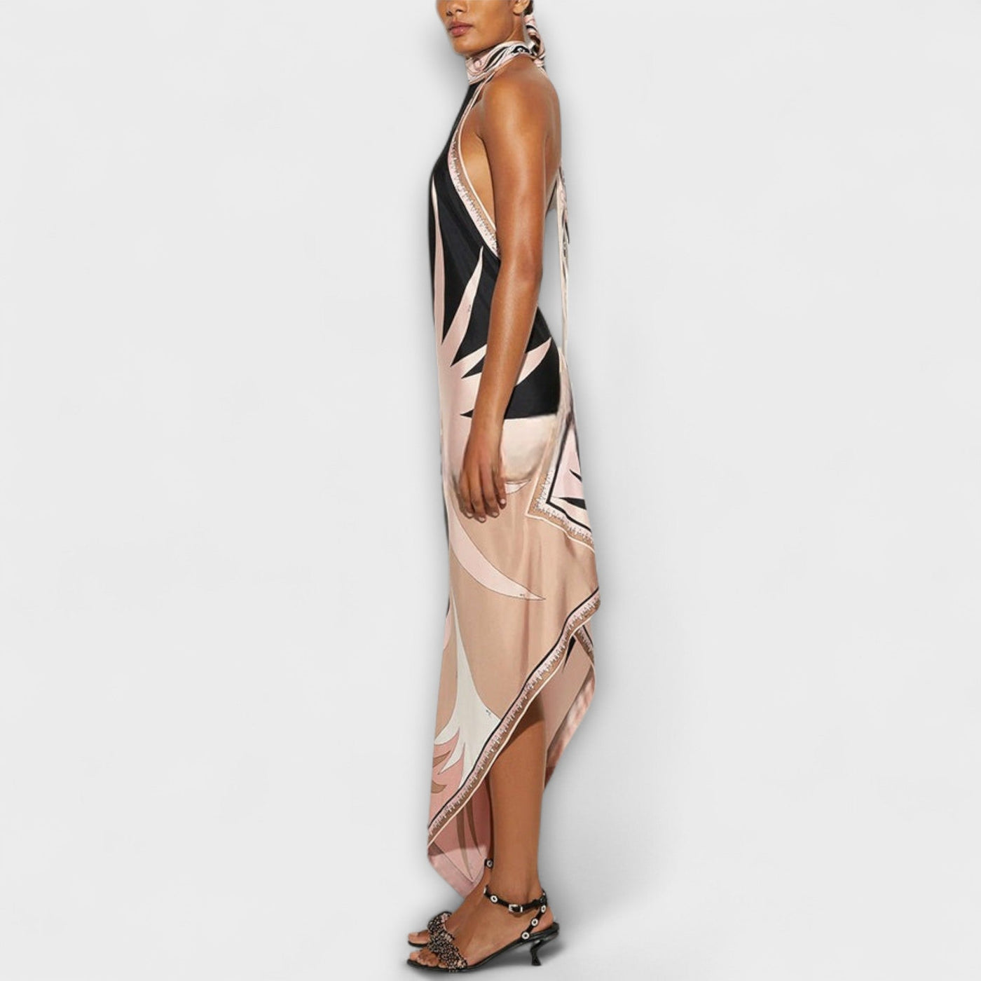 תמר | שמלת סאטן קצרה עם צווארון הלטר ונגיעה של זוהר קיצי