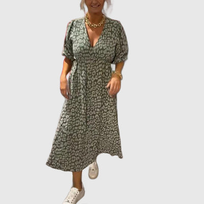 Amar Tjitske - שמלת קיץ עם צווארון V ומכנסיים קצרים